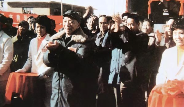 1.原国家副主席王震为公司施工的古交矿区西曲剪彩