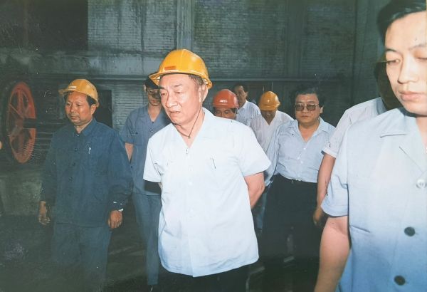 2.1990年6月3日，原国务院副总理邹家华视察我公司施工工地