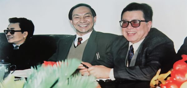 3.原核工业部蒋心雄同志（右一）到公司视察工作